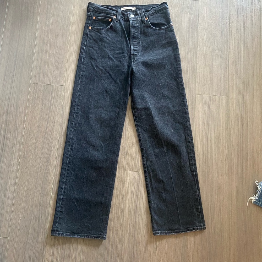 Levi’s black ribcage straight leg jeans